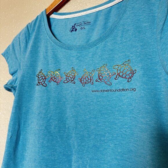 Charles Darwin Research Station Sea Turtle Print T-shirt Size Large Green Shirt - Picture 1 of 5